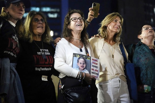 Reaksi masyarakat saat mendengar berita pembebasan 13 sandera Israel yang ditahan Hamas di Jalur Gaza, di Tel Aviv, Israel, pada Jumat, 24 November 2023. (AP/Ariel Schalit)