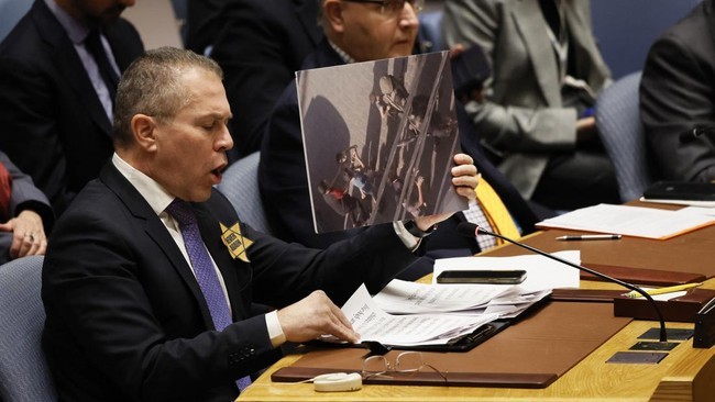 Dubes Israel untuk PBB Gilad Erdan dikritik wakil China karena dianggap tidak sopan terhadap wakil perempuan. (Getty Images via AFP/MICHAEL M. SANTIAGO)