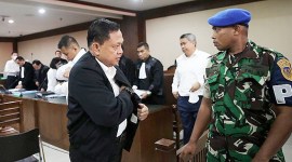 MANTAN Kabasarnas Henri Alfiandi meninggalkan ruang sidang usai memberikan kesaksian di kasus proyek pengadaan peralatan deteksi korban reruntuhan Basarnas tahun anggaran 2021-2023. (Foto: detikcom)