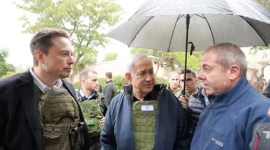 Perdana Menteri Israel Benjamin Netanyahu (tengah) mengajak Elon Musk (kiri) berkeliling Kibbutz Kfar Aza setelah pembantaian 7 Oktober terjadi di sana, di Kfar Aza, Israel, Senin (27/11/2023). (HANDOUT/GETTY)