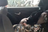 Firli Bahuri menutup wajahnya dengan tas untuk menghindari sorotan media massa usai diperiksa di Bareskrim Polri, Kamis (16/11/2023). (CNN Indonesia/Taufiq H)