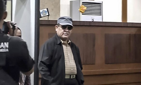 KETUA KPK Firli Bahuri terlihat tiba bersama rombongan di Bandara Sultan Iskandar Muda sekitar pukul 15,00 WIB di Bandara Sultan Iskandar Muda, Aceh Besar, Selasa (7/11/2023). (CNN Indonesia/Dani)