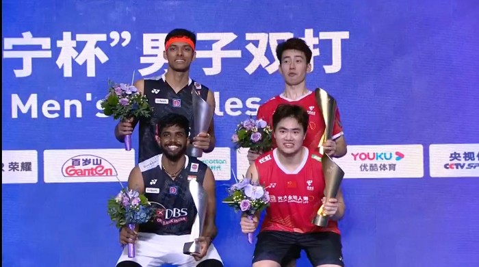 Pasangan ganda putra China, Liang Wei Keng/Wang Chang (kanan) menang atas unggulan pertama Satwiksairaj Rankireddy/Chirag Shetty dari India, Minggu (26/11/2023). (@twitter)