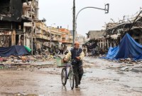 Seorang pria Palestina berjalan di Kota Gaza pada Senin, 27 November 2023 pada hari keempat gencatan senjata sementara antara Hamas dan Israel. (AP Photo)
