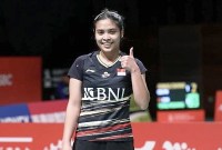 Tunggal putri Indonesia Gregoria Mariska Tunjung berpose usai memenangkan laga kontra Yeo Jia Min (Singapura) dengan skor 22-20, 21-19 dibabak perempat final Kumamoto Masters 2023 di Jepang, Jumat (17/11/2023). (PBSI)