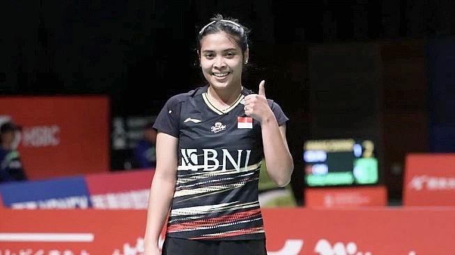 Tunggal putri Indonesia Gregoria Mariska Tunjung berpose usai memenangkan laga kontra Yeo Jia Min (Singapura) dengan skor 22-20, 21-19 dibabak perempat final Kumamoto Masters 2023 di Jepang, Jumat (17/11/2023). (PBSI)