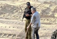 Bashir Hajji (79) warga Kota Gaza yang ditampilkan di sini dalam foto propaganda militer Israel, sesaat sebelum dia dieksekusi. Foto diambil Jumat (10/11/2023) lalu. (Foto: Israeli Military/middleeasteye)