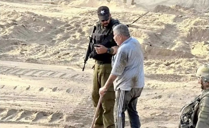 Bashir Hajji (79) warga Kota Gaza yang ditampilkan di sini dalam foto propaganda militer Israel, sesaat sebelum dia dieksekusi. Foto diambil Jumat (10/11/2023) lalu. (Foto: Israeli Military/middleeasteye)