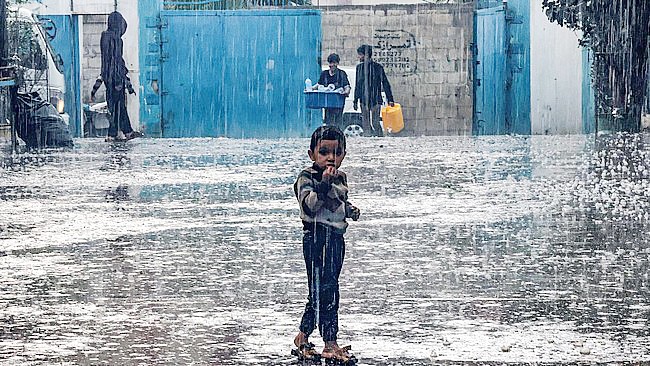 HUJAN lebat mulai mengguyur Jalur Gaza pada Selasa (14/11/2023) waktu setempat, membawa ancaman baru bagi warga Palestina yang sudah menderita akibat agresi Israel. Al Jazeera melaporkan awal musim hujan di Gaza menimbulkan kekhawatiran baru bahwa daerah kantong itu berpotensi banjir akibat sistem pembuangan limbah yang telah rusak. (AFP/Said Khatib)