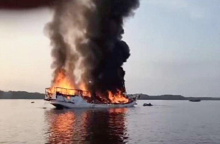 KM Cahaya Mulia 2 yang terbakar ditarik ke tengah laut untuk menghindari api menjalar ke kapal yang lainnya, insiden kebakaran kapal terjadi di sekitar Pelabuhan Pariwisata Tanjung Puting, Kumai, Kotawaringin Barat, Kalimantan Tengah, Senin (20/11/2023) pagi. (Damkar Kobar)
