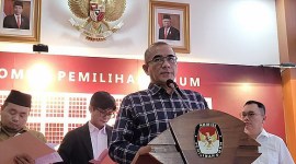 KETUA KPU RI Hasyim Asy'ari mengatakan sebanyak 9.917 orang menjadi calon anggota DPR RI dalam daftar calon tetap (DCT) Pemilu 2024. (CNN Indonesia/Loamy Noprizal)