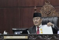 KETUA Majelis Kehormatan Mahkamah Konstitusi (MKMK) Jimly Asshiddiqie memutuskan mantan Ketua Mahkamah Konstitusi (MK) Anwar Usman tak boleh terlibat dalam urusan sengketa pemilu, Selasa (7/11/2023). (CNN Indonesia/Adhi Wicaksono)