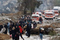 Warga Palestina di Gaza utara bergerak ke selatan pada hari keempat gencatan senjata, Senin (27/11/2023). (Reuters/Ibraheem Abu Mustafa)