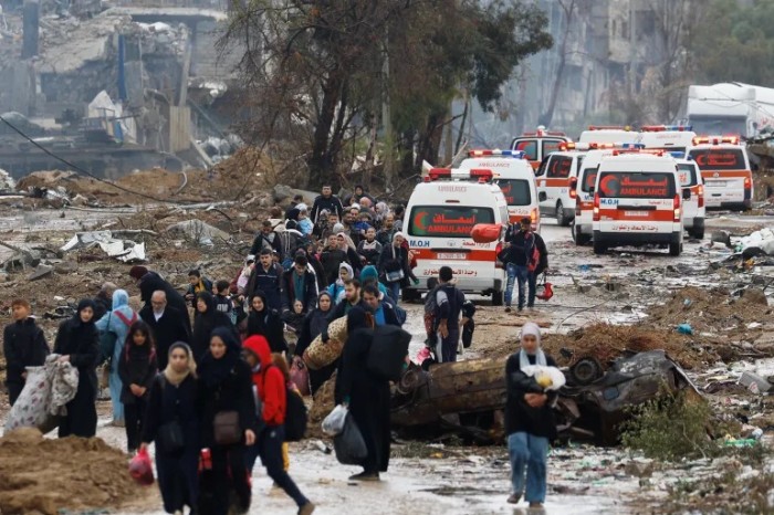 Warga Palestina di Gaza utara bergerak ke selatan pada hari keempat gencatan senjata, Senin (27/11/2023). (Reuters/Ibraheem Abu Mustafa)