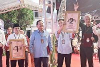 KPU melakukan pengundian nomor urut pasangan capres dan cawapres yang akan bertarung di Pilpres 2024 dan hasilnya Paslon Anies Baswedan dan Muhaimin Iskandar mendapat nomor urut 1, Prabowo Subianto-Gibran Rakabuming Raka mendapatkan nomor urut dua, dan Pasangan Ganjar Pranowo dan Mahfud MD mendapat nomor urut 3 saat pengundian nomor urut Pilpres 2024 di KPU RI, Jakarta, Selasa (14/11/2023). (Foto-Foto: CNN Indonesia/Poppy Fadhilah)