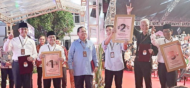 KPU melakukan pengundian nomor urut pasangan capres dan cawapres yang akan bertarung di Pilpres 2024 dan hasilnya Paslon Anies Baswedan dan Muhaimin Iskandar mendapat nomor urut 1, Prabowo Subianto-Gibran Rakabuming Raka mendapatkan nomor urut dua, dan Pasangan Ganjar Pranowo dan Mahfud MD mendapat nomor urut 3 saat pengundian nomor urut Pilpres 2024 di KPU RI, Jakarta, Selasa (14/11/2023). (Foto-Foto: CNN Indonesia/Poppy Fadhilah)