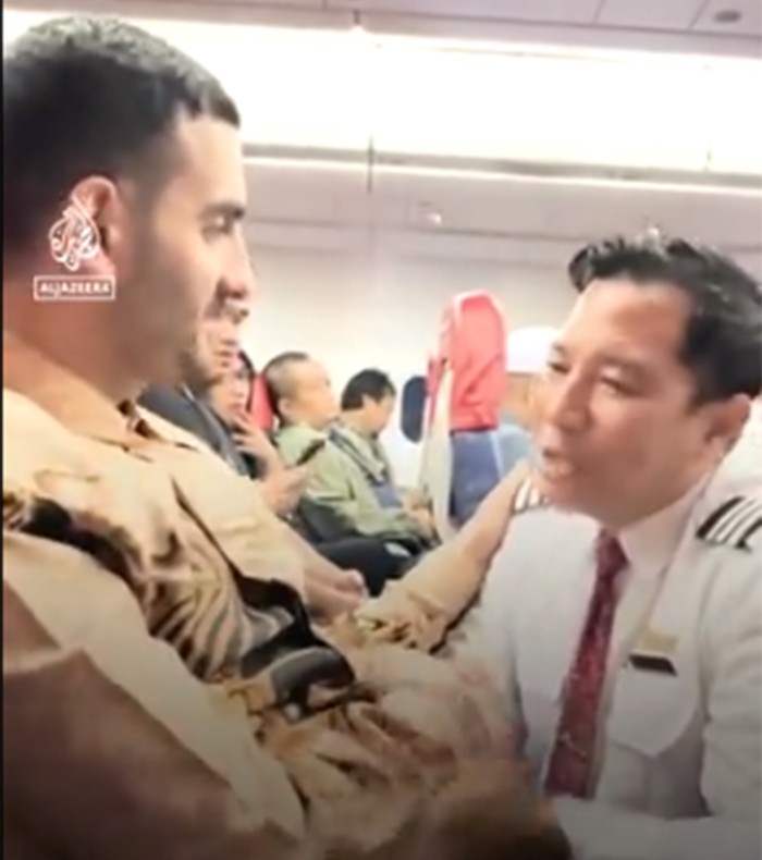 Pilot Indonesia memberi salam ke penumpang asal Palestina. (Capture Twitter@AlEnglish)