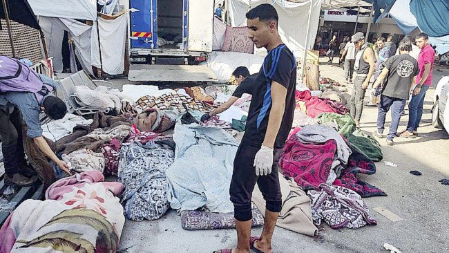 RS Al Shifa di Gaza mengungkapkan 120 jenazah akan dikubur di kompleks RS Al Shifa, Gaza, di tengah pengepungan pasukan Israel. (AFP/KHODER AL-ZAANOUN)
