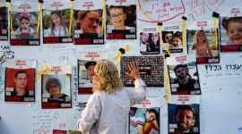 Seorang wanita melihat foto-foto para sandera, sebagian besar warga sipil Israel yang diculik selama serangan Hamas di Israel pada 

Sabtu (7/10/2023) di Tel Aviv, Israel. Jumat (24/11/2023) menandai dimulainya gencatan senjata selama empat hari dalam perang 

Israel-Hamas, di mana militan Gaza berjanji akan membebaskan 50 sandera dengan imbalan 150 warga Palestina yang dipenjarakan oleh 
Israel. (AP Foto/Ariel Schalit)