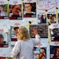 Seorang wanita melihat foto-foto para sandera, sebagian besar warga sipil Israel yang diculik selama serangan Hamas di Israel pada 

Sabtu (7/10/2023) di Tel Aviv, Israel. Jumat (24/11/2023) menandai dimulainya gencatan senjata selama empat hari dalam perang 

Israel-Hamas, di mana militan Gaza berjanji akan membebaskan 50 sandera dengan imbalan 150 warga Palestina yang dipenjarakan oleh 
Israel. (AP Foto/Ariel Schalit)