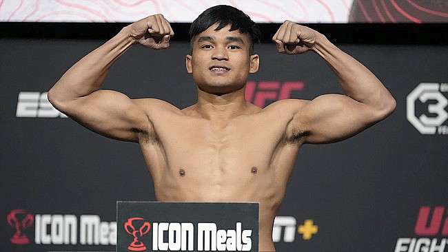 Jeka Saragih menorehkan kemenangan KO pada laga debut di UFC mengalahkan Lucas Alexander, Minggu (19/11/2023) dini hari. (Zuffa LLC via Getty Images/Jeff Bottari)