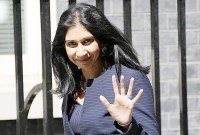 PM Inggris Rishi Sunak pecat Mendagri Inggris Suella Braverman gegara provokasi massa demi pro-Palestina. (AP/Frank Augstein)