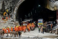 Terowongan tambang di Uttarakhand India runtuh lebih dari dua pekan, 41 penambang terjebak.Sejumlah personil Pasukan Nasional Tanggap Bencana di pintu masuk terowongan. [Reuters/Francis Mascarenhas]