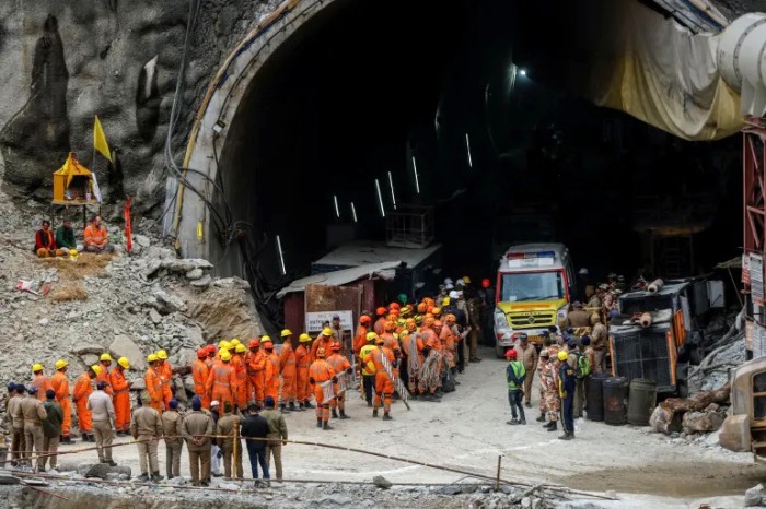 Terowongan tambang di Uttarakhand India runtuh lebih dari dua pekan, 41 penambang terjebak.Sejumlah personil Pasukan Nasional Tanggap Bencana di pintu masuk terowongan. [Reuters/Francis Mascarenhas]