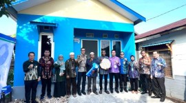 Penyerahan bantuan dilakukan Direktur Utama Bank Kalsel, Fachrudin, ke Rahmat Yulian Noor dan Muhammad Wardani, disaksikan pejabat tinggi, termasuk Sekretaris Daerah Kota Banjarmasin, Ikhsan Budiman; Lurah Belitung Selatan, Siti Nuryatin; Direktur UPZ Bank Kalsel, M. Fajri Muhtadi; Kepala Divisi Sekretaris Perusahaan, Firmansyah, dan Kepala Cabang Utama Bank Kalsel, M Yamin.