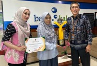 Direktur Utama Bank Kalsel, Fachrudin, menyerahkan CSR pada Agusliana, Ketua Kampung Iklim RW 02 Kelurahan Sungai Miai, pada Kamis, 14 Desember 2023.(Humasbankkalsel)