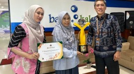 Direktur Utama Bank Kalsel, Fachrudin, menyerahkan CSR pada Agusliana, Ketua Kampung Iklim RW 02 Kelurahan Sungai Miai, pada Kamis, 14 Desember 2023.(Humasbankkalsel)
