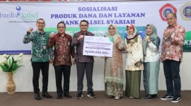 Direktur Operasional Bank Kalsel, Ahmad Fatrya Putra, kepada Ketua Badan Pembina Yayasan Uniska, Hj Rahmi Hayati Tadjudinnoor yang disaksikan Wakil Rektor III UNISKA MAB Banjarmasin, H. Idzani Muttaqin, ST., MT; Direktur UPZ Bank Kalsel, M. Fajri Muhtadi, perwakilan dari Divisi Usaha Syariah, dan Kepala Bank Kalsel Cabang Syariah Banjarmasin. foto-humasbankkalsel