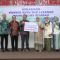 Direktur Operasional Bank Kalsel, Ahmad Fatrya Putra, kepada Ketua Badan Pembina Yayasan Uniska, Hj Rahmi Hayati Tadjudinnoor yang disaksikan Wakil Rektor III UNISKA MAB Banjarmasin, H. Idzani Muttaqin, ST., MT; Direktur UPZ Bank Kalsel, M. Fajri Muhtadi, perwakilan dari Divisi Usaha Syariah, dan Kepala Bank Kalsel Cabang Syariah Banjarmasin. foto-humasbankkalsel