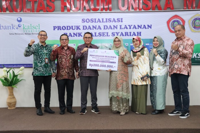 Direktur Operasional Bank Kalsel, Ahmad Fatrya Putra, kepada Ketua Badan Pembina Yayasan Uniska, Hj Rahmi Hayati Tadjudinnoor yang disaksikan Wakil Rektor III UNISKA MAB Banjarmasin, H. Idzani Muttaqin, ST., MT; Direktur UPZ Bank Kalsel, M. Fajri Muhtadi, perwakilan dari Divisi Usaha Syariah, dan Kepala Bank Kalsel Cabang Syariah Banjarmasin. foto-humasbankkalsel