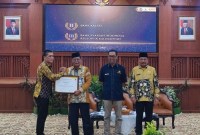 Gubernur Kalsel H Sahbirin Noor dan Kepala Kanwil DjPb Provinsi Kalsel Syafriadi saat menyerahkan Daftar Isian Pelaksanaan Anggaran (DIPA) dan Daftar Alokasi Transfer ke Daerah (TKD) Tahun Anggaran (TA) 2024 yang diterima Direktur Utama Bank Kalsel Fachruddin. Foto- Humasbankkalsel