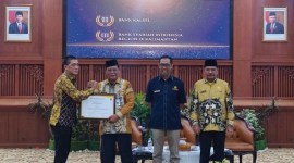 Gubernur Kalsel H Sahbirin Noor dan Kepala Kanwil DjPb Provinsi Kalsel Syafriadi saat menyerahkan Daftar Isian Pelaksanaan Anggaran (DIPA) dan Daftar Alokasi Transfer ke Daerah (TKD) Tahun Anggaran (TA) 2024 yang diterima Direktur Utama Bank Kalsel Fachruddin. Foto- Humasbankkalsel