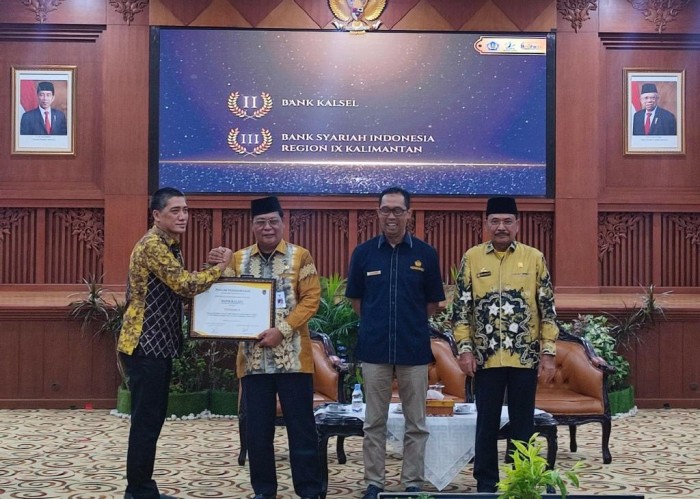 Gubernur Kalsel H Sahbirin Noor dan Kepala Kanwil DjPb Provinsi Kalsel Syafriadi saat menyerahkan Daftar Isian Pelaksanaan Anggaran (DIPA) dan Daftar Alokasi Transfer ke Daerah (TKD) Tahun Anggaran (TA) 2024 yang diterima Direktur Utama Bank Kalsel Fachruddin. Foto- Humasbankkalsel