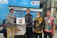 Direktur Utama Bank Kalsel, Fachrudin menyampaikan bantuan rombong ini merupakan bentuk kepedulian Bank Kalsel terhadap pedagang yang tergolong masyarakat pra sejahtera, untuk memiliki tempat usaha yang layak dan higenis. Foto-Humasbankkalsel