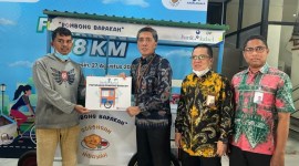 Direktur Utama Bank Kalsel, Fachrudin menyampaikan bantuan rombong ini merupakan bentuk kepedulian Bank Kalsel terhadap pedagang yang tergolong masyarakat pra sejahtera, untuk memiliki tempat usaha yang layak dan higenis. Foto-Humasbankkalsel