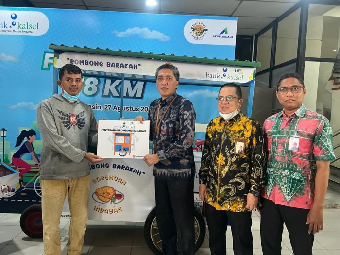 Direktur Utama Bank Kalsel, Fachrudin menyampaikan bantuan rombong ini merupakan bentuk kepedulian Bank Kalsel terhadap pedagang yang tergolong masyarakat pra sejahtera, untuk memiliki tempat usaha yang layak dan higenis. Foto-Humasbankkalsel