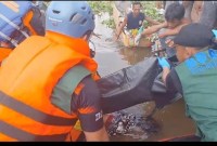 korban tenggelam, Linda (30) ditemukan Tim Relawan Gabungan walaupun cukup jauh dari lokasi tenggelam di Sungai Martapura, Jum'at (1/12/2023)/ (SuarIndonesia/DO)