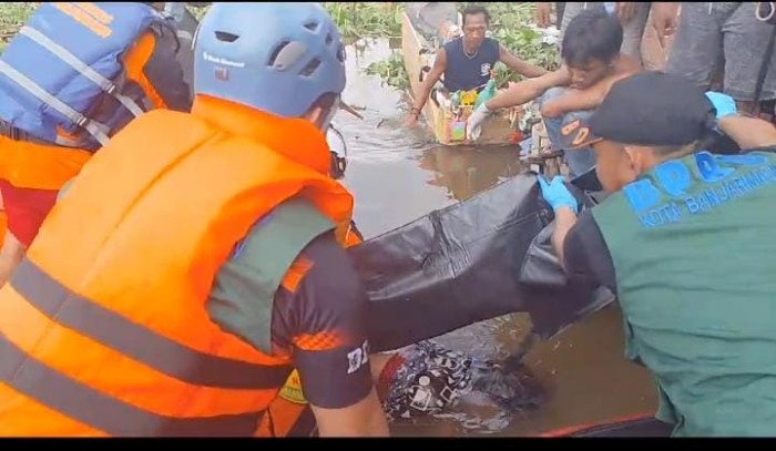 korban tenggelam, Linda (30) ditemukan Tim Relawan Gabungan walaupun cukup jauh dari lokasi tenggelam di Sungai Martapura, Jum'at (1/12/2023)/ (SuarIndonesia/DO)