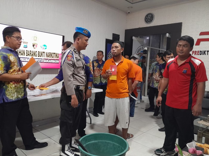 da 12 terasanga digiring dari tahanan untuk melihat barang bukti milik mereka dimusnahkan Jumat (1/12/2023). SuarIndonesia/YI)