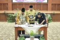 Penyerahan Daftar Isian Pelaksanaan Anggaran (DIPA) dan Buku Alokasi Transfer ke Daerah (TKD) Tahun Anggaran 2024 di Aula H. Idham Chalid, Sekretariat Daerah Provinsi Kalsel. Jum’at (1/12/2023) (SuarIndonesia/Humas)