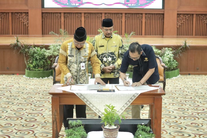 Penyerahan Daftar Isian Pelaksanaan Anggaran (DIPA) dan Buku Alokasi Transfer ke Daerah (TKD) Tahun Anggaran 2024 di Aula H. Idham Chalid, Sekretariat Daerah Provinsi Kalsel. Jum’at (1/12/2023) (SuarIndonesia/Humas)