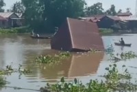 Terbawa arus sungai  sebuah tumah bebahan kayu, milik Dayat dan kejadian menarik perhatian warga di Jalan Jalan Sungai Gardu, RT 02 Kelurahan Sungai Lulut, Kecamatan Banjarmasin Timur, Minggu (3/12/2-23).. (SuarIndonesia/YI)