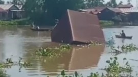Terbawa arus sungai  sebuah tumah bebahan kayu, milik Dayat dan kejadian menarik perhatian warga di Jalan Jalan Sungai Gardu, RT 02 Kelurahan Sungai Lulut, Kecamatan Banjarmasin Timur, Minggu (3/12/2-23).. (SuarIndonesia/YI)