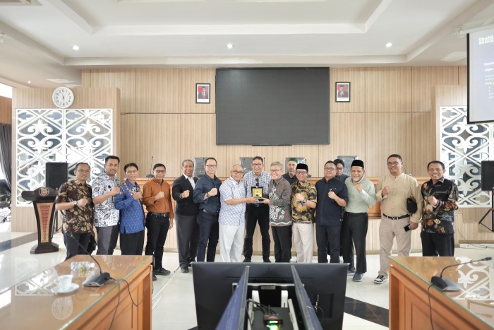 Raperda Pajak Daerah dan Retribusi Daerah Kalsel menjadi tujuan studi komparasi dari gabungan Komisi III DPRD Nusa Tenggara Barat (NTB). Senin (4/12/2023). (SuarIndonesia/Humas) 