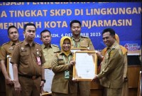 Penerima Penghargaan atas capaian kinerja dan kualitas laporan kinerja perangkat daerah di lingkungan Pemerintah Kota Banjarmasin tahun 2022/ (SuarIndonesia/Humas)