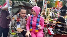 Kapolda Kalsel, Irjen Pol Andi Rian R Djajadi dan Istri Iringi Pawai Pasangan Nikah Massal Diarak Naik Becak,Selasa (5/12/2023). (SuarIndonesia/YI))